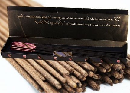 Schwarze rechteckige box mit pinken spitzen erotischen räucherstäbchen mit macadamianuss pheromonen