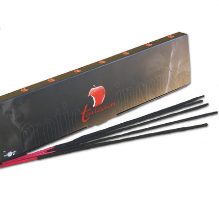 Schwarze räucherstäbchen mit roten spitzen neben einer dunkelbraunen box der marke tintación mit apfel logo und exotic mango duft