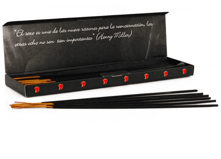 Schwarze räucherstäbchen mit roten herzmustern in schwarzer box mit henry miller zitat exotische mango pheromone