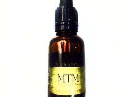 Ein eleganter bernsteinfarbener glasflakon mit schwarzem tropfverschluss und goldenem etikett für mtm man to man pheromonspray tentacion gay human identische synthetische pheromone 30 ml
