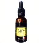 Ein eleganter bernsteinfarbener glasflakon mit schwarzem tropfverschluss und goldenem etikett für mtm man to man pheromonspray tentacion gay human identische synthetische pheromone 30 ml