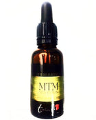 Ein eleganter bernsteinfarbener glasflakon mit schwarzem tropfverschluss und goldenem etikett für mtm man to man pheromonspray tentacion gay human identische synthetische pheromone 30 ml