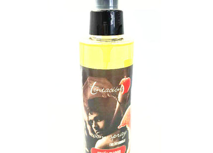 Ein klarer kunststoffsprühflasche mit schwarzer düse, gefüllt mit gelber exotic mango raumerfrischer von tentación