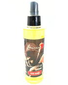 Ein klarer kunststoffsprühflasche mit schwarzer düse, gefüllt mit gelber exotic mango raumerfrischer von tentación