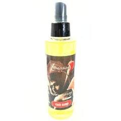 Ein klarer kunststoffsprühflasche mit schwarzer düse, gefüllt mit gelber exotic mango raumerfrischer von tentación