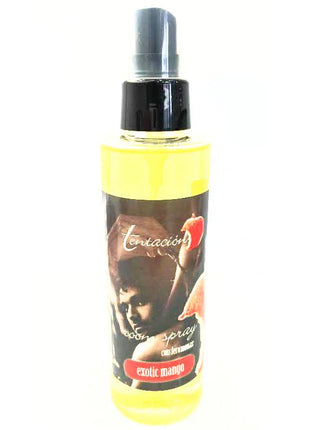 Ein klarer kunststoffsprühflasche mit schwarzer düse, gefüllt mit gelber exotic mango raumerfrischer von tentación