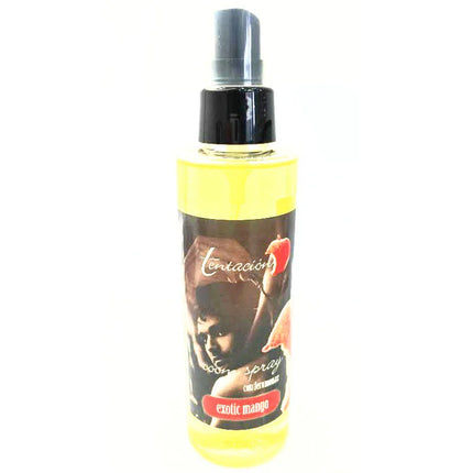 Ein klarer kunststoffsprühflasche mit schwarzer düse, gefüllt mit gelber exotic mango raumerfrischer von tentación