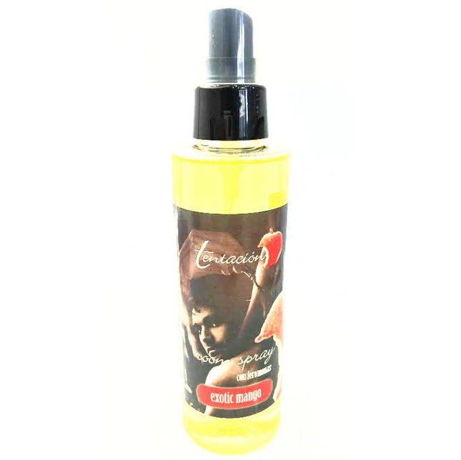 Ein klarer kunststoffsprühflasche mit schwarzer düse, gefüllt mit gelber exotic mango raumerfrischer von tentación