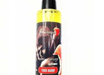 Ein klarer kunststoffsprühflasche mit schwarzer düse gefüllt mit gelber flüssigkeit tentacion room spray exotic mango mit bild eines mannes mit rotem apfel