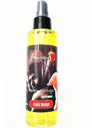 Ein klarer kunststoffsprühflasche mit schwarzer düse gefüllt mit gelber flüssigkeit tentacion room spray exotic mango mit bild eines mannes mit rotem apfel