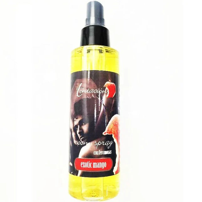 Ein klarer kunststoffsprühflasche mit schwarzer düse gefüllt mit gelber flüssigkeit tentacion room spray exotic mango mit bild eines mannes mit rotem apfel