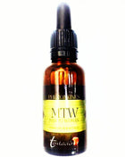 Ein schlankes bernsteinfarbenes glasfläschchen mit schwarzem tropfverschluss und gelbem label mtw man to woman pheromons 30 ml synthetische pheromone
