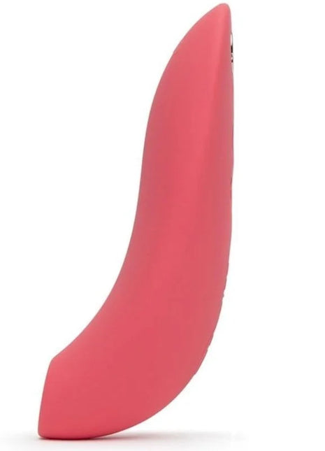 Ein schlankes coral-pinkes silikonspielzeug mit glattem, gebogenem design und abgerundeten kanten von we-vibe melt sucker app