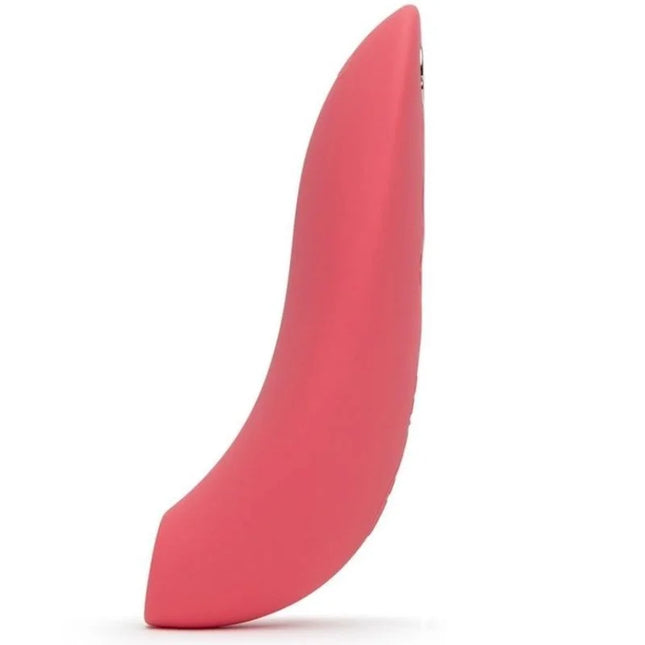 Ein schlankes coral-pinkes silikonspielzeug mit glattem, gebogenem design und abgerundeten kanten von we-vibe melt sucker app