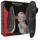 Womanizer marilyn monroe classic 2 klitoralstimulator in schwarzem marmor mit elegantem schwarz-weißen muster