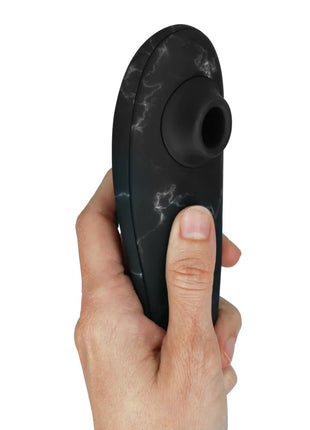 Black marble patterned womanizer marilyn monroe classic 2 klitoralstimulator mit ergonomischem design und zylindrischer düse