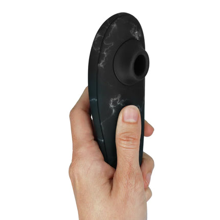 Black marble patterned womanizer marilyn monroe classic 2 klitoralstimulator mit ergonomischem design und zylindrischer düse
