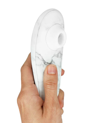 Womanizer marilyn monroe classic 2 klitoralstimulator weißer marmor mit ergonomischem design und zentraler öffnung