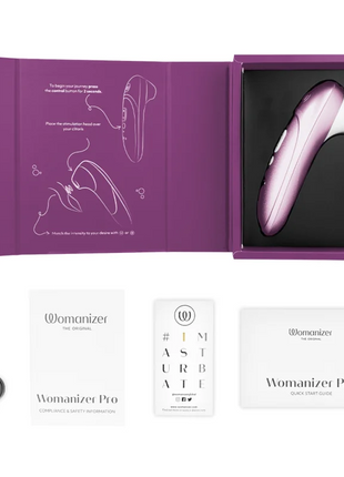 Ein schlankes womanizer pro vibranten klitoralstimulansgerät in lila mit einem glatten ergonomischen design