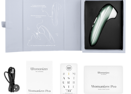 Der womanizer pro ist ein ergonomischer klitoralstimulator in mattem salbeigrün und weiß für intensive stimulation