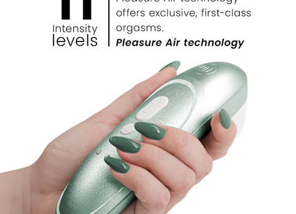 Ein eleganter metallic-salbeigrüner womanizer pro vibrant klitoralstimulator mit weißen bedientasten