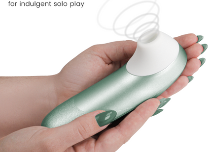 Womanizer pro vibrant klitoralstimulator in matt salbeigrün mit glattem weißem saugkopf für angenehme anwendung