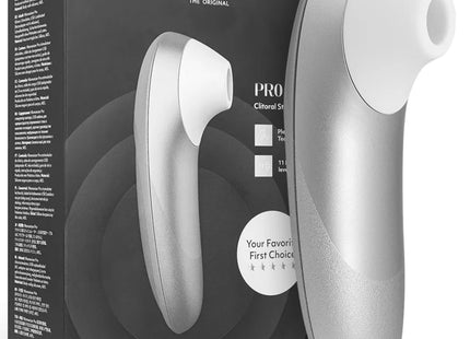 Silbergrauer womanizer pro klitoralstimulator mit weißem silikonaufsatz und glattem, geschwungenem design