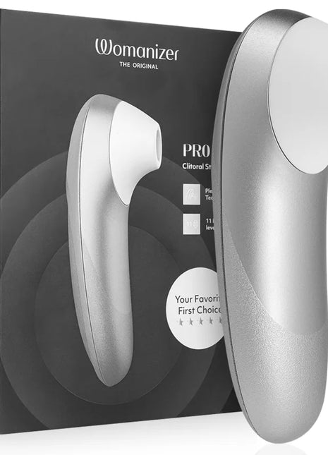 Silbergrauer womanizer pro klitoralstimulator mit weißem silikonaufsatz und glattem, geschwungenem design
