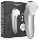 Silbergrauer womanizer pro klitoralstimulator mit weißem silikonaufsatz und glattem, geschwungenem design