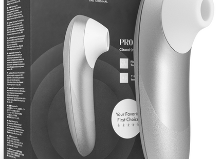 Silbergrauer womanizer pro klitoralstimulator mit weißem silikonaufsatz und glattem, geschwungenem design