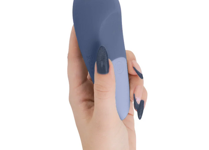WOMANIZER - VIBE LAY-ON SILENT VIBRATOR DUNKELBLAU