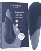 WOMANIZER - VIBE LAY-ON SILENT VIBRATOR DUNKELBLAU