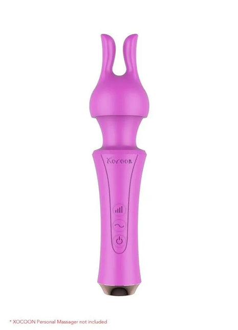 Ein lebhafter pinker xocoon persönlicher massager mit ergonomischem design und zwei gebogenen zinken oben