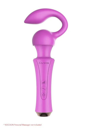 Ein schlanker, lebhafter lila xocoon persönlicher massager mit gebogenem griff und ergonomischem halt in fuchsia