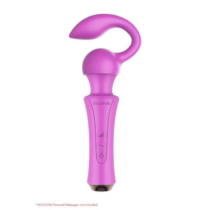 Ein schlanker, lebhafter lila xocoon persönlicher massager mit gebogenem griff und ergonomischem halt in fuchsia