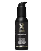 Schwarze silikon-lube flasche mit schwarzem pumpspender und silbernem x power logo auf dem etikett 100 ml