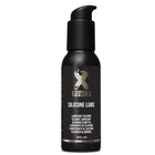 Schwarze silikon-lube flasche mit schwarzem pumpspender und silbernem x power logo auf dem etikett 100 ml